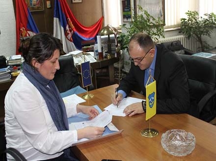 Gradonačelnik Antić potpisuje ugovor (foto: Infocentar)